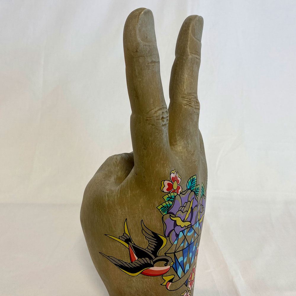 Deco Hand Victory Tattoo Flowers 36cm Outlet A オブジェ 置物の通販 Kare ドイツの家具 インテリア雑貨 カレジャパン公式オンラインストア